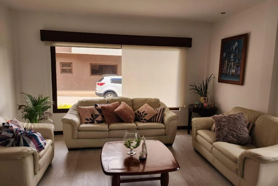 Casa en Venta en Condominio Privado Cerca Colegio Santana