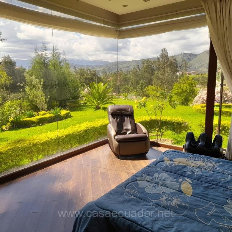 Casa en Venta Apangoras Challuabamba Cuenca con Amplio Jardín