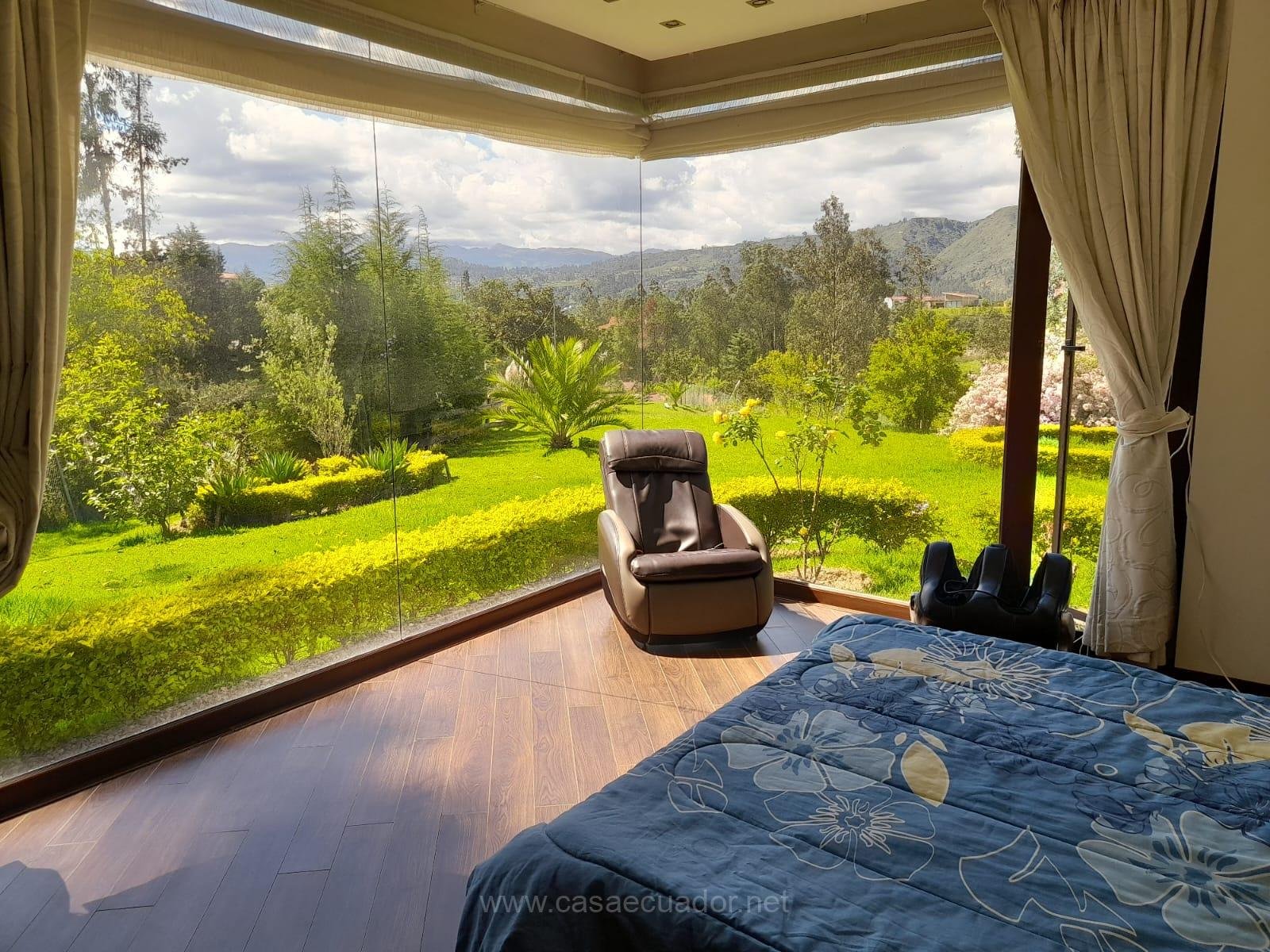 Casa en Venta Apangoras Challuabamba Cuenca con Amplio Jardín