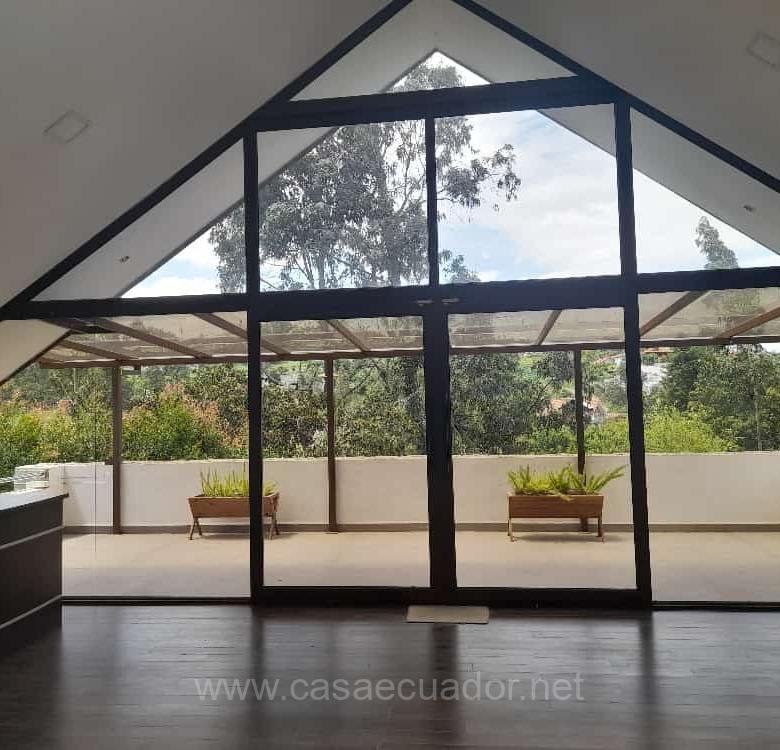 Casa en Venta Apangoras Challuabamba Cuenca con Amplio Jardín