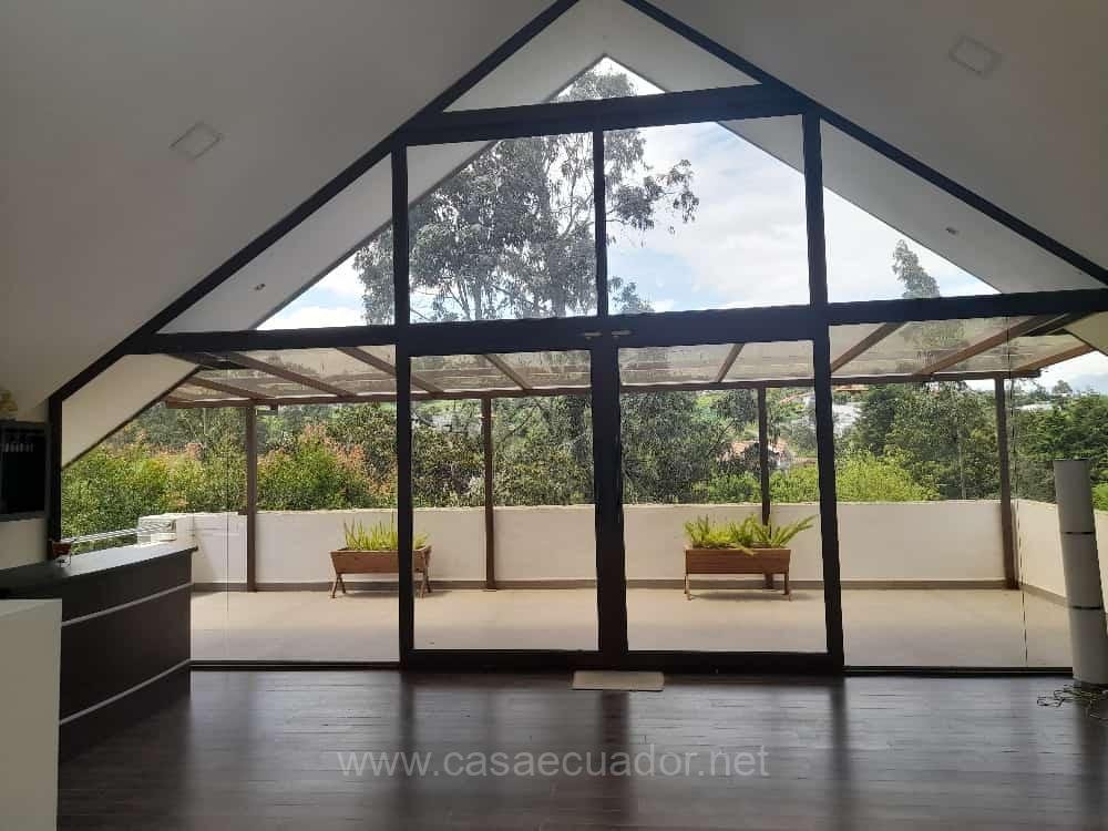 Casa en Venta Apangoras Challuabamba Cuenca con Amplio Jardín