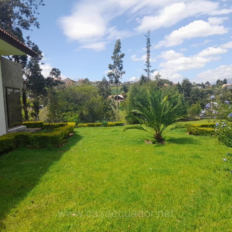 Casa en Venta Apangoras Challuabamba Cuenca con Amplio Jardín