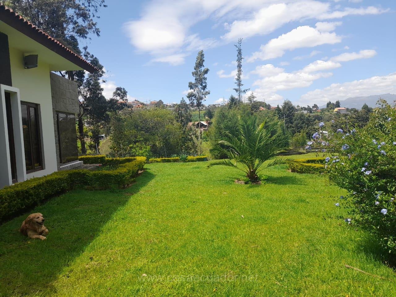 Casa en Venta Apangoras Challuabamba Cuenca con Amplio Jardín