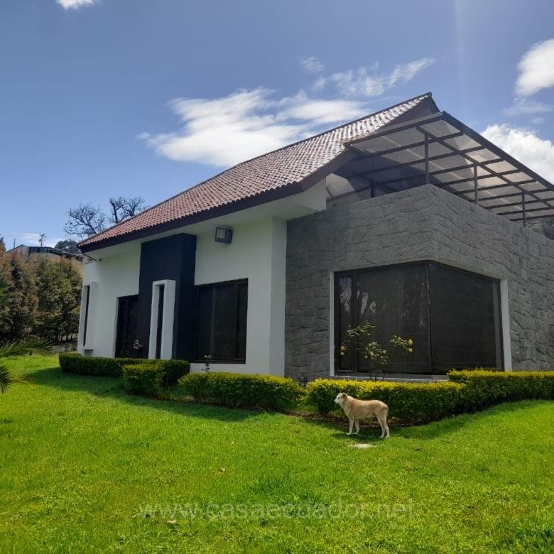 Casa en Venta Apangoras Challuabamba Cuenca con Amplio Jardín
