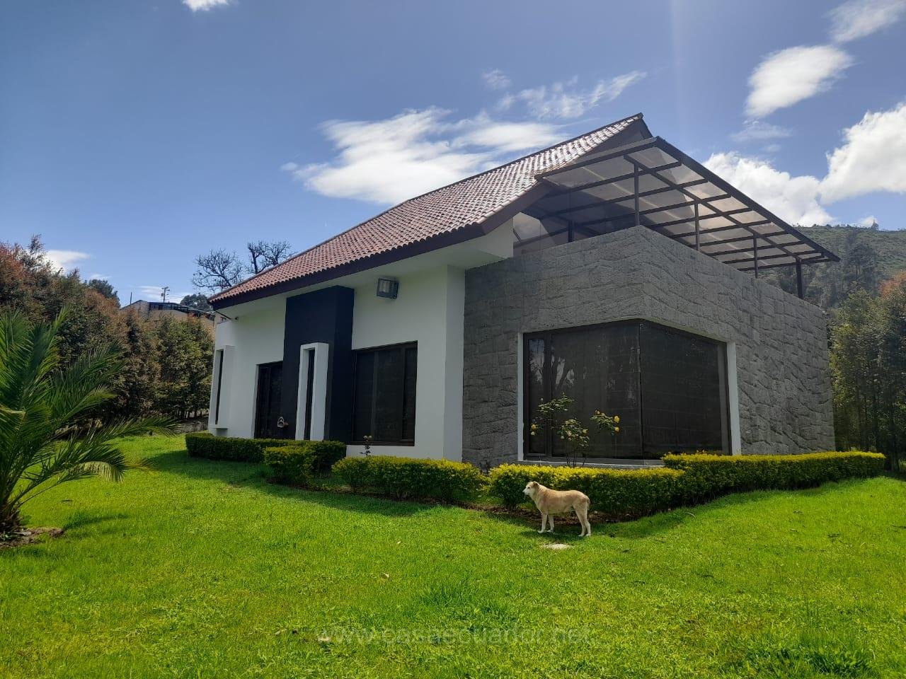 Casa en Venta Apangoras Challuabamba Cuenca con Amplio Jardín