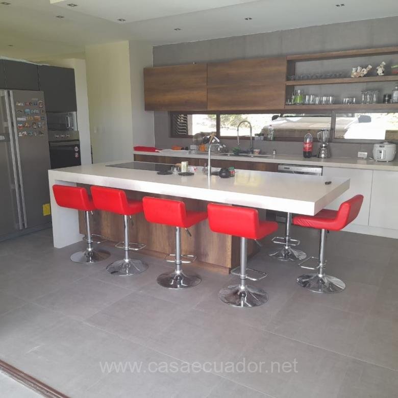 Casa en Venta Apangoras Challuabamba Cuenca con Amplio Jardín