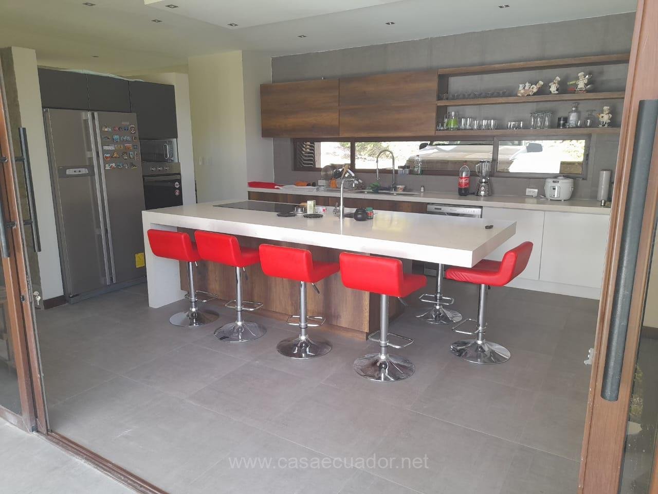 Casa en Venta Apangoras Challuabamba Cuenca con Amplio Jardín
