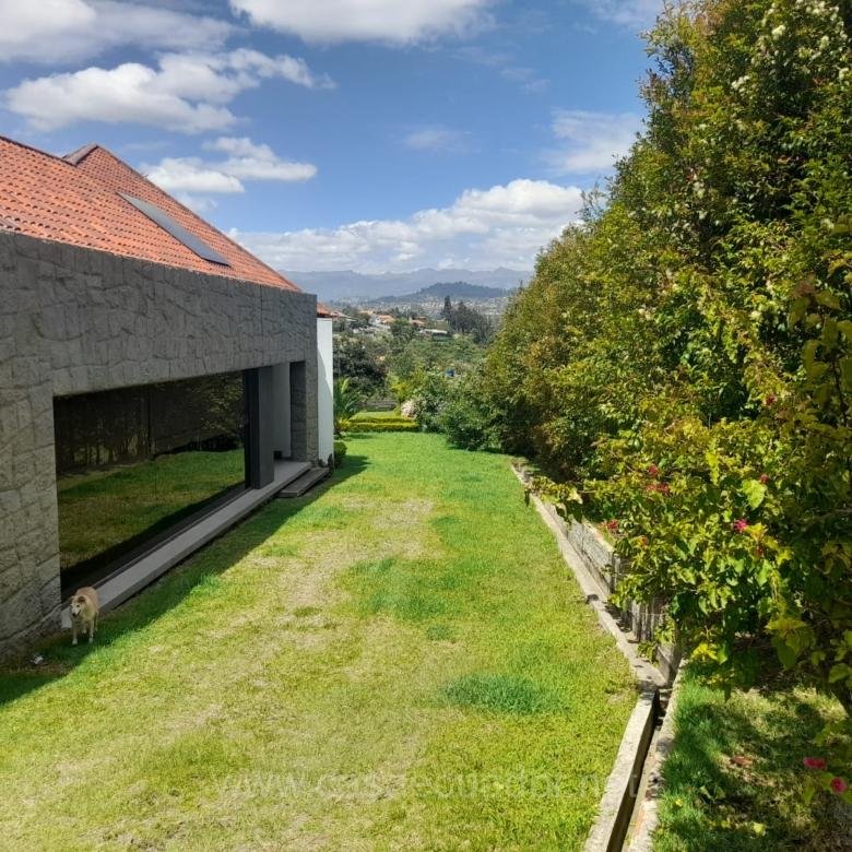 Casa en Venta Apangoras Challuabamba Cuenca con Amplio Jardín