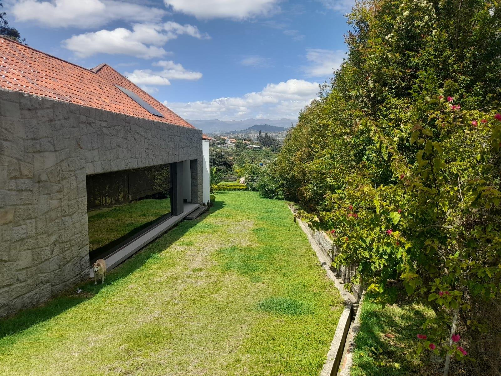 Casa en Venta Apangoras Challuabamba Cuenca con Amplio Jardín