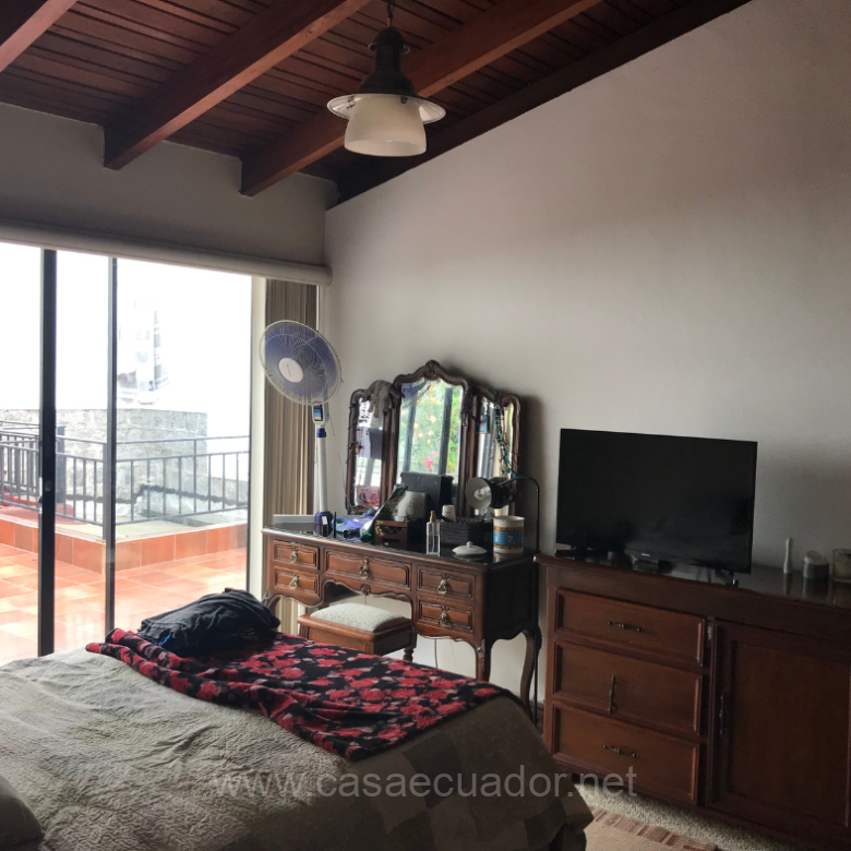 Casa con Departamento Independiente en Venta Batán Bajo Quito