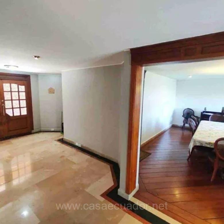 Casa de 4 Dormitorios en Venta Conjunto Ponceano Quito