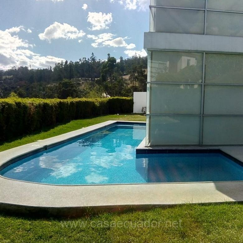 Casa de Lujo con Piscina en Venta Tanda Nayón Quito