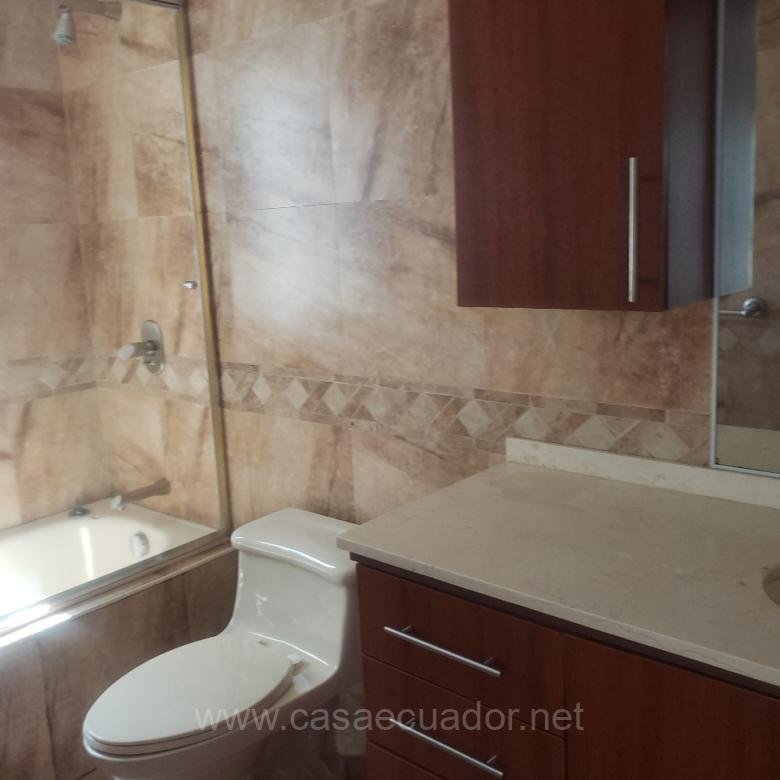 Casa de 3 Dormitorios en Venta Urbanización Los Viñales Tumbaco