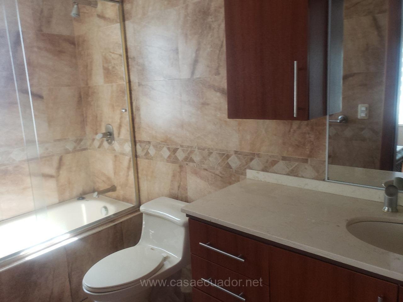 Casa de 3 Dormitorios en Venta Urbanización Los Viñales Tumbaco