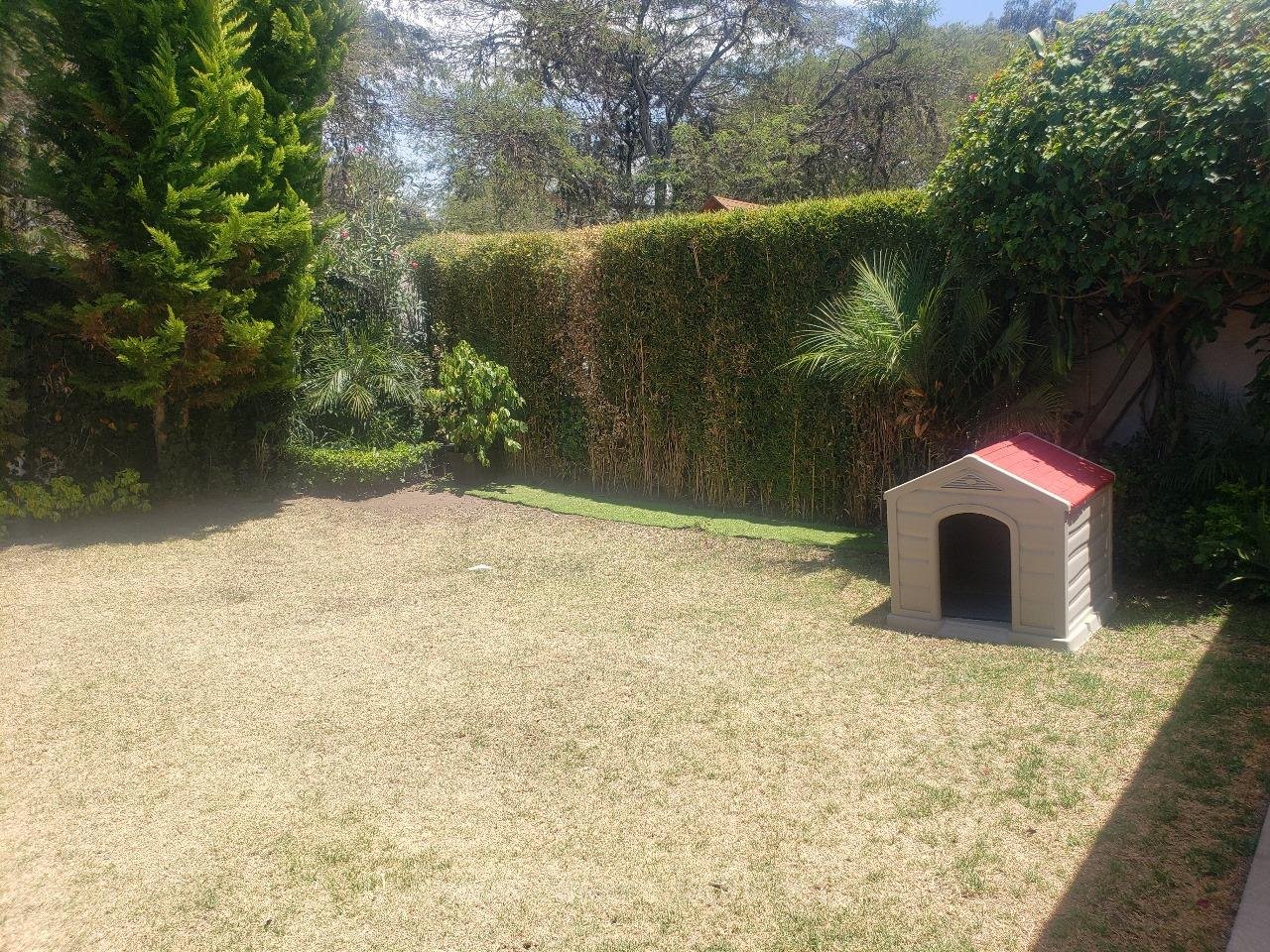 Casa de 3 Dormitorios en Venta Urbanización Los Viñales Tumbaco