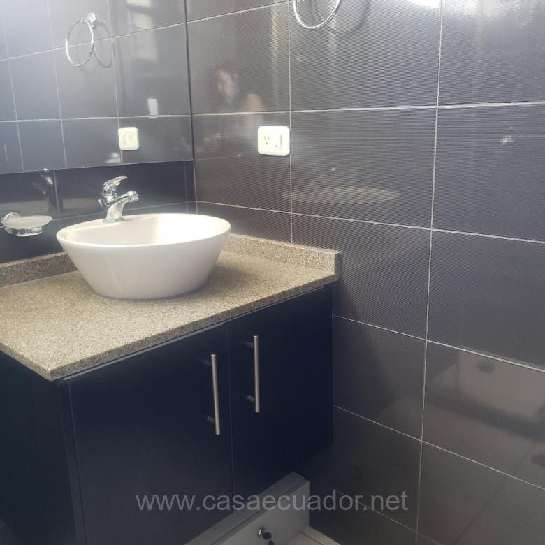 Casa de 3 Dormitorios en Venta Urbanización Los Viñales Tumbaco