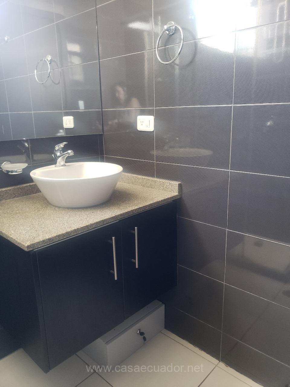 Casa de 3 Dormitorios en Venta Urbanización Los Viñales Tumbaco