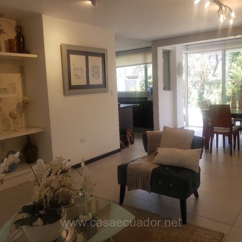 Casa de 3 Dormitorios en Venta Urbanización Los Viñales Tumbaco