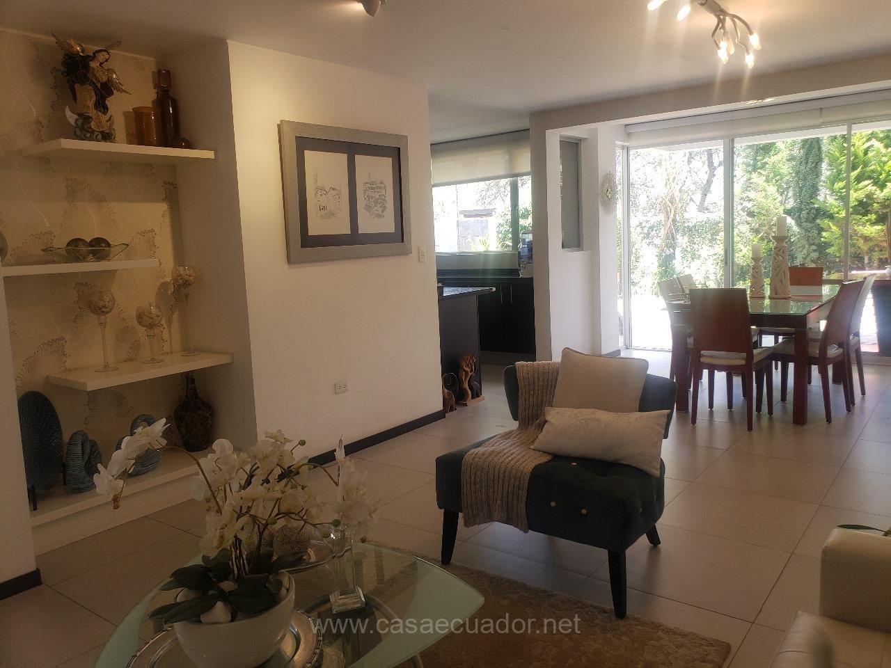 Casa de 3 Dormitorios en Venta Urbanización Los Viñales Tumbaco
