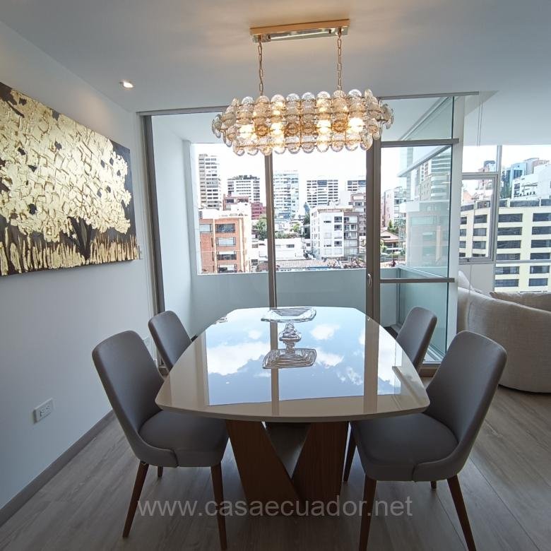 Suite en venta en La Coruña Quito con balcón y piscina