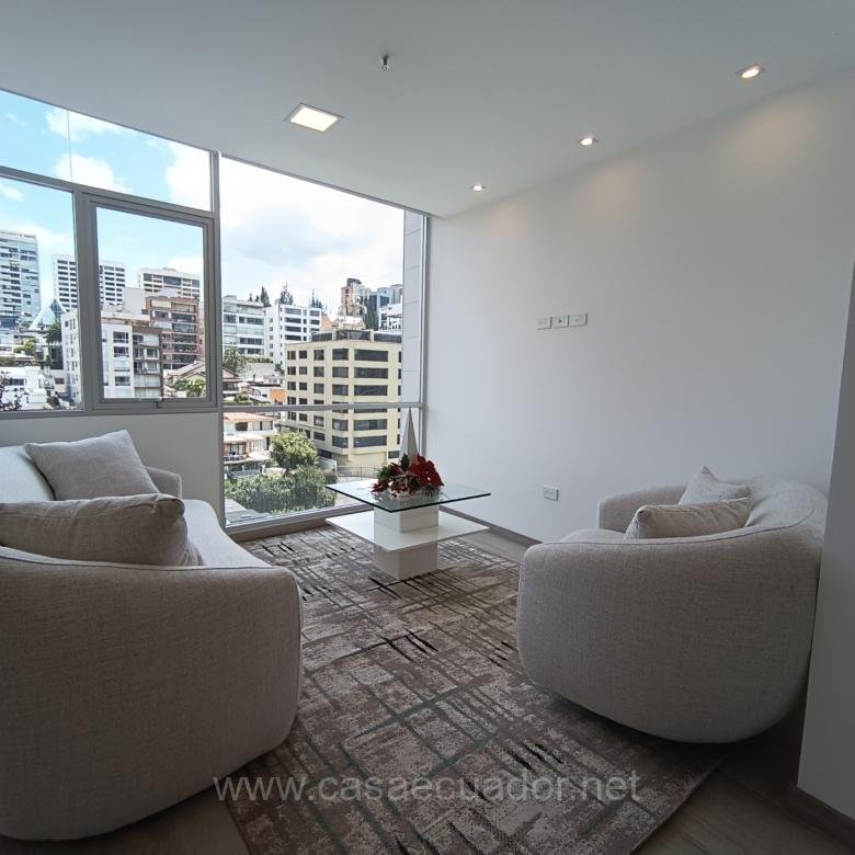 Suite en venta en La Coruña Quito con balcón y piscina