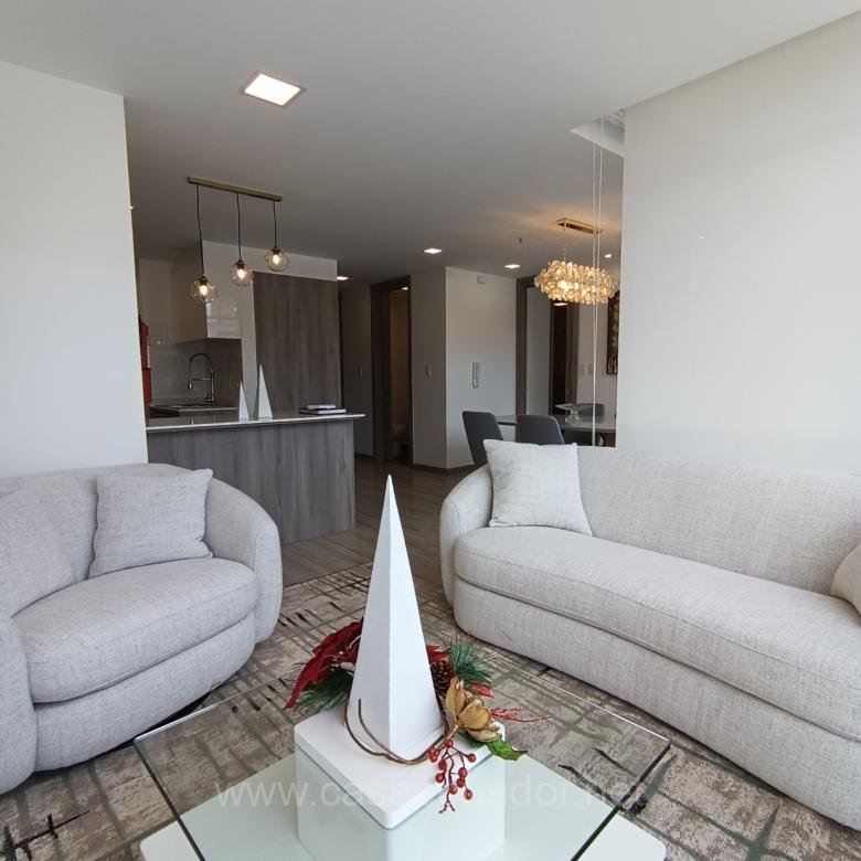 Suite en venta en La Coruña Quito con balcón y piscina