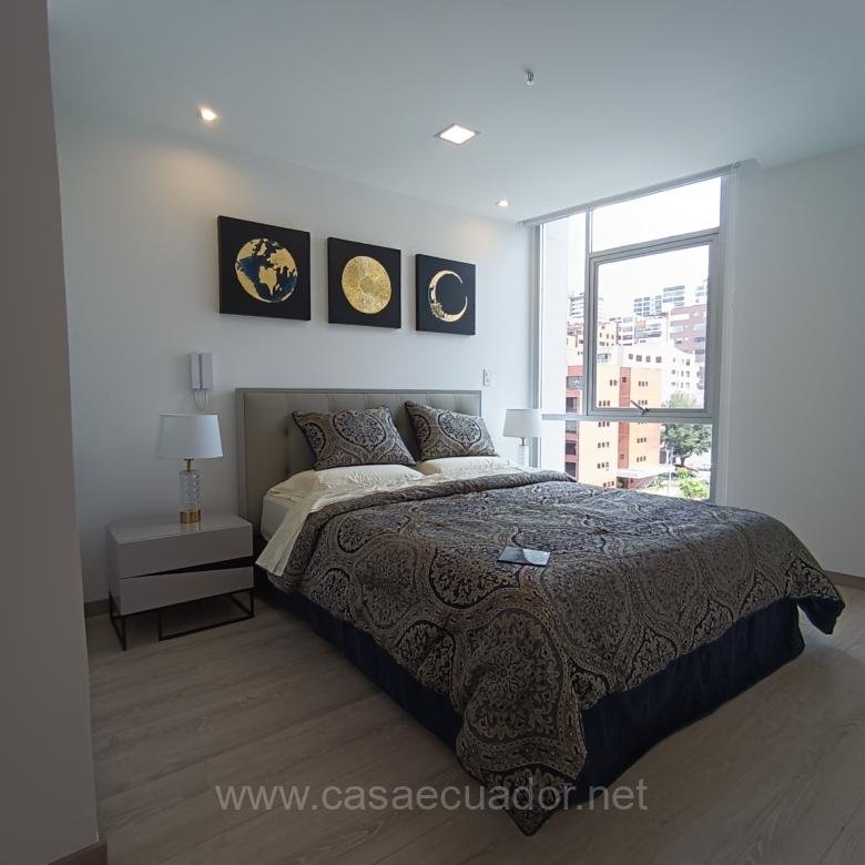 Suite en venta en La Coruña Quito con balcón y piscina
