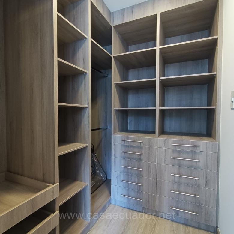 Suite en venta en La Coruña Quito con balcón y piscina