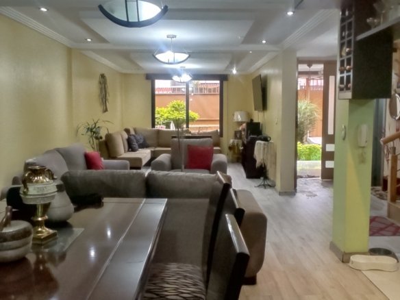 Casa Amplia de 380 m² en Venta en Totoracocha Cuenca