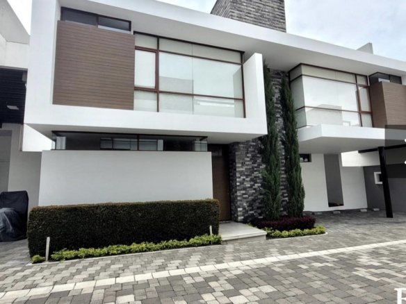 Casa de lujo en venta sector Hilacril Tumbaco con acabados premium
