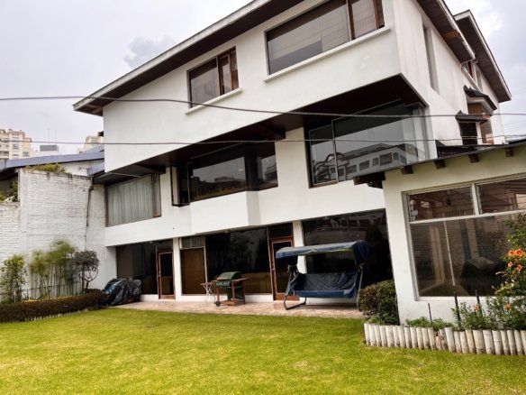 Casa independiente en venta Quito Tenis con piscina y jardín