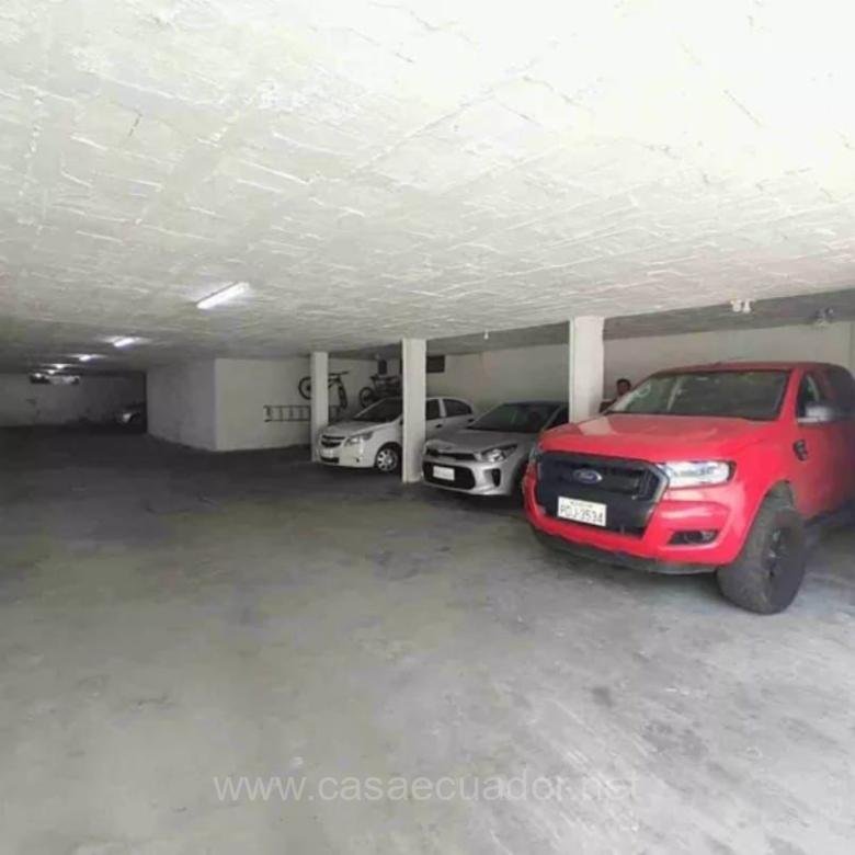 Casa de 4 Dormitorios en Venta Conjunto Ponceano Quito