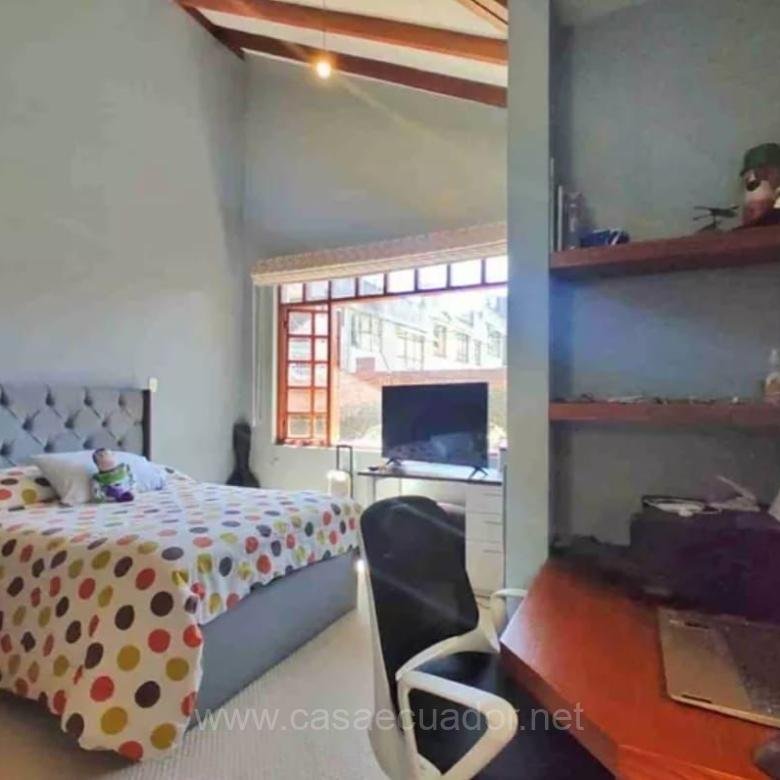 Casa de 4 Dormitorios en Venta Conjunto Ponceano Quito