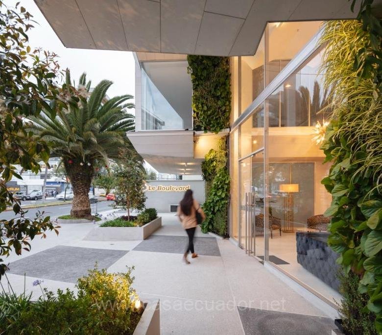 Suite en venta en La Coruña Quito con balcón y piscina