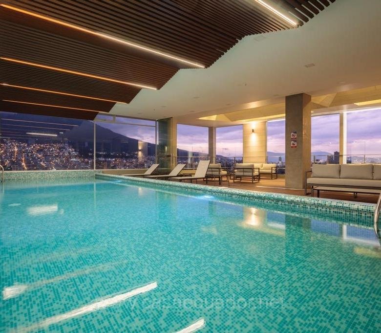Suite en venta en La Coruña Quito con balcón y piscina