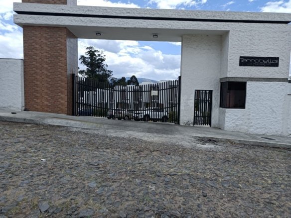 Casa en venta en Conocoto Valle de Los Chillos con patio y parqueadero