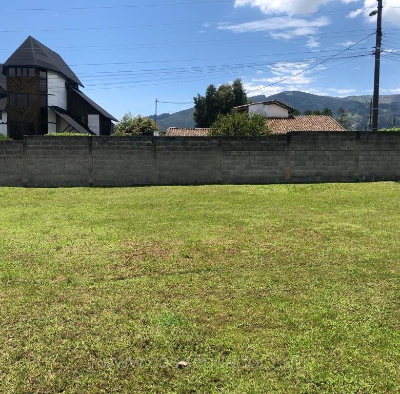 Lote esquinero en Valle de Los Chillos
