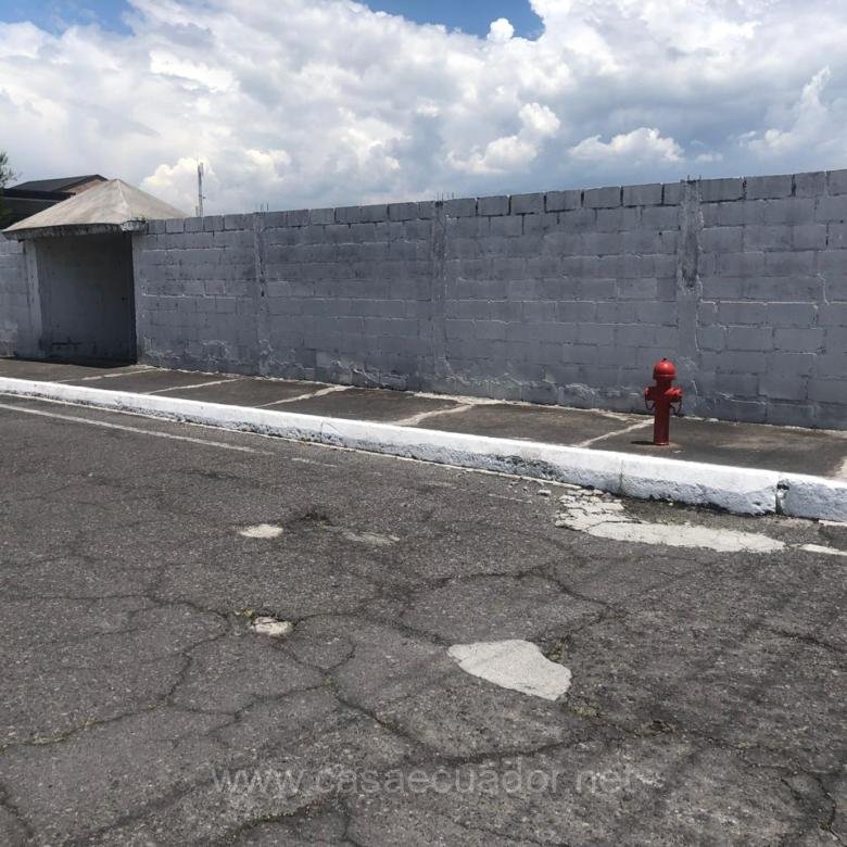 Terreno esquinero en venta en San Rafael Valle de Los Chillos de 1040 m²