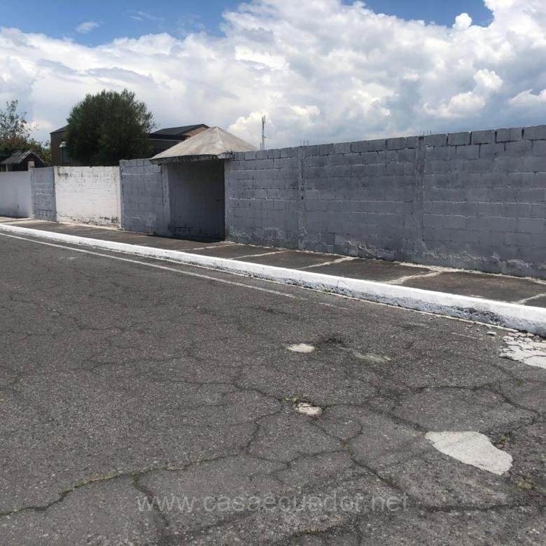 Terreno esquinero en venta en San Rafael Valle de Los Chillos de 1040 m²