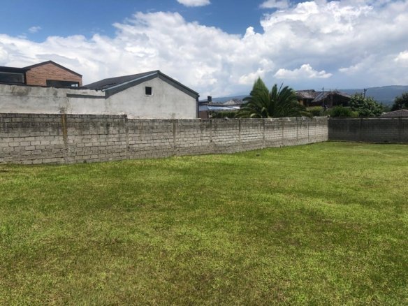 Terreno esquinero en venta en San Rafael Valle de Los Chillos de 1040 m²