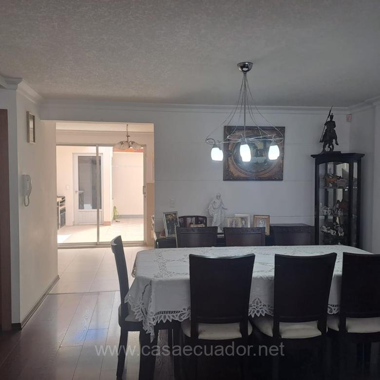 Casa en venta en Pusuquí Quito con terraza y área BBQ