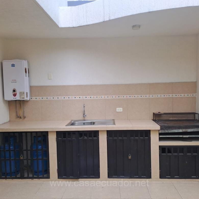 Casa en venta en Pusuquí Quito con terraza y área BBQ