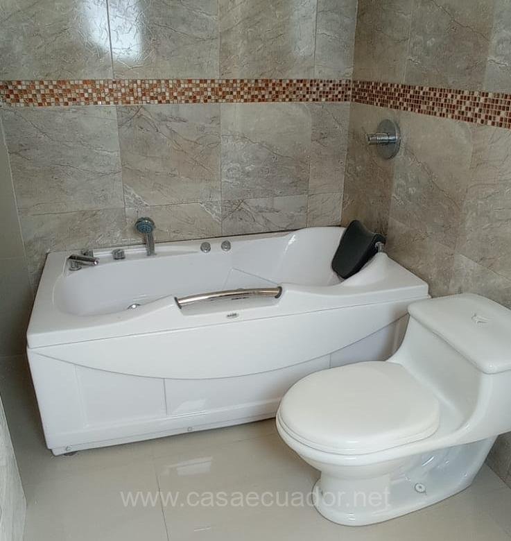 Casa independiente en venta en Capelo Sangolquí con jacuzzi y terraza