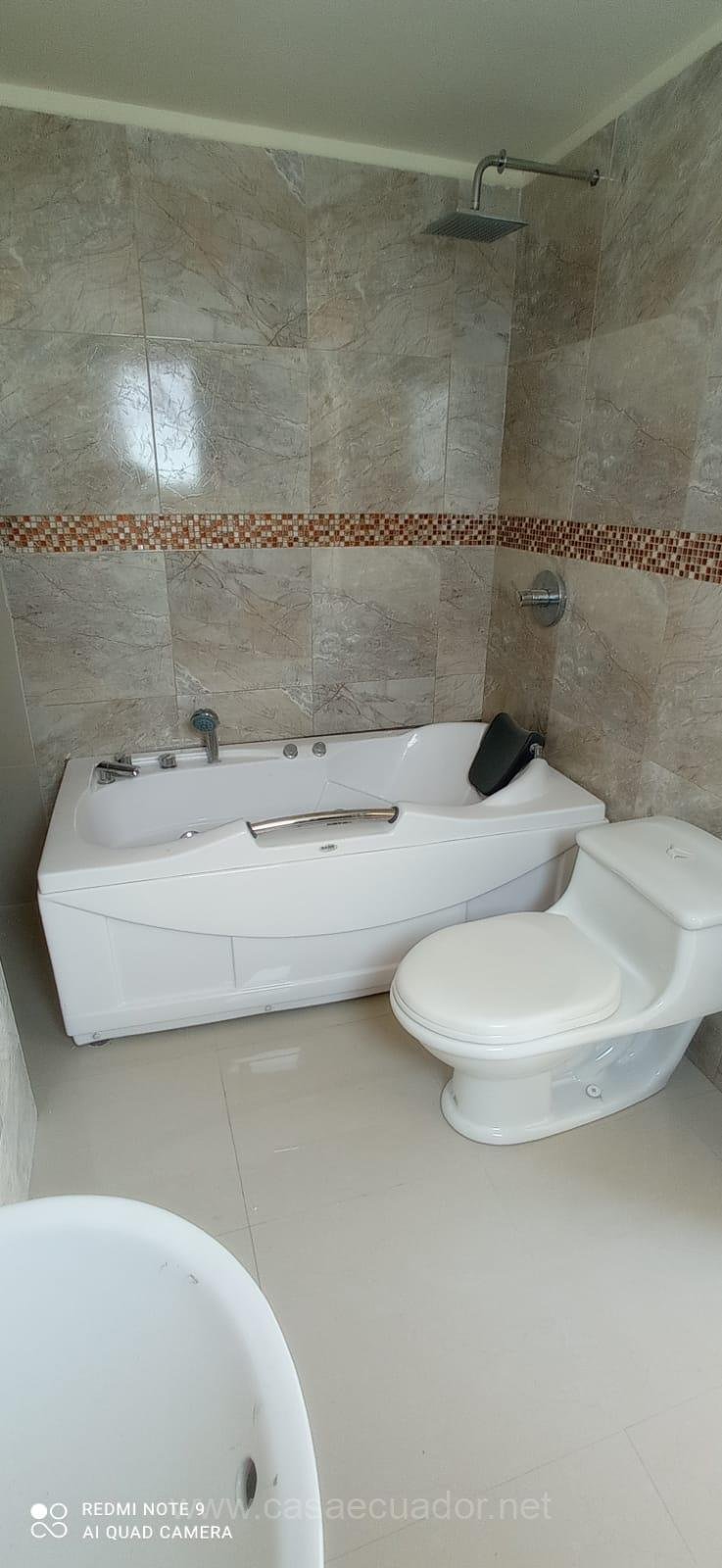 Casa independiente en venta en Capelo Sangolquí con jacuzzi y terraza