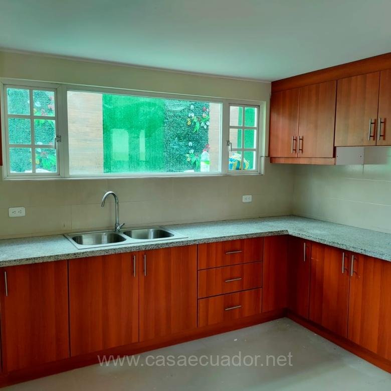 Casa independiente en venta en Capelo Sangolquí con jacuzzi y terraza