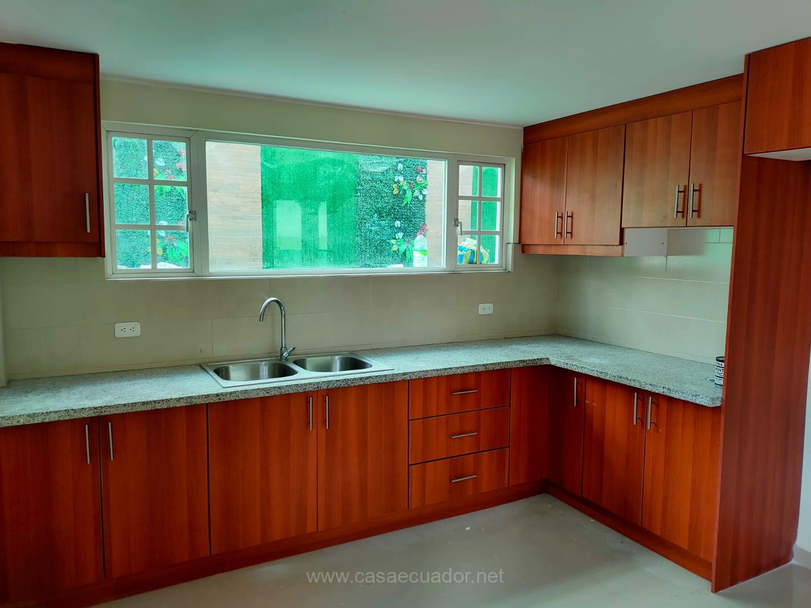 Casa independiente en venta en Capelo Sangolquí con jacuzzi y terraza