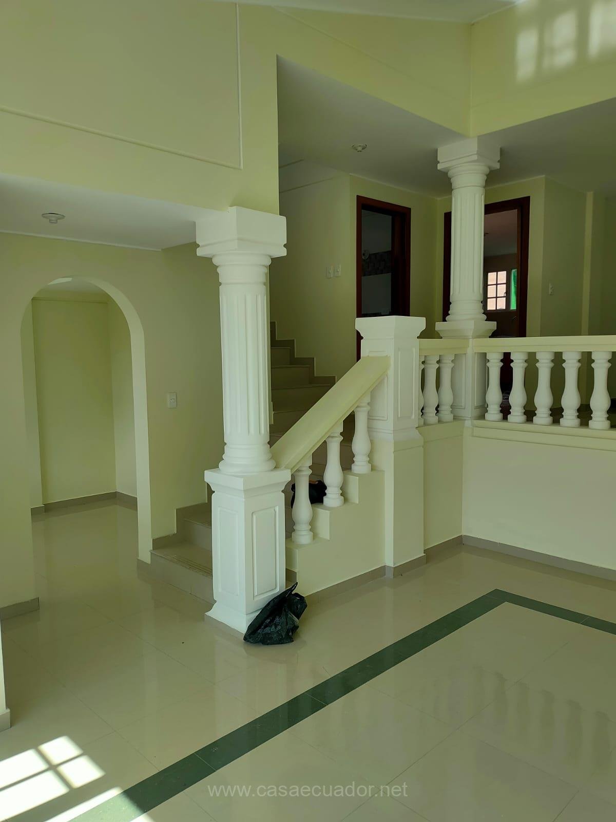 Casa independiente en venta en Capelo Sangolquí con jacuzzi y terraza