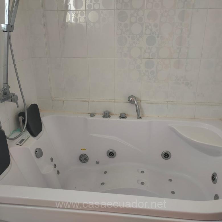 Casa independiente en venta en Capelo Sangolquí con jacuzzi y terraza