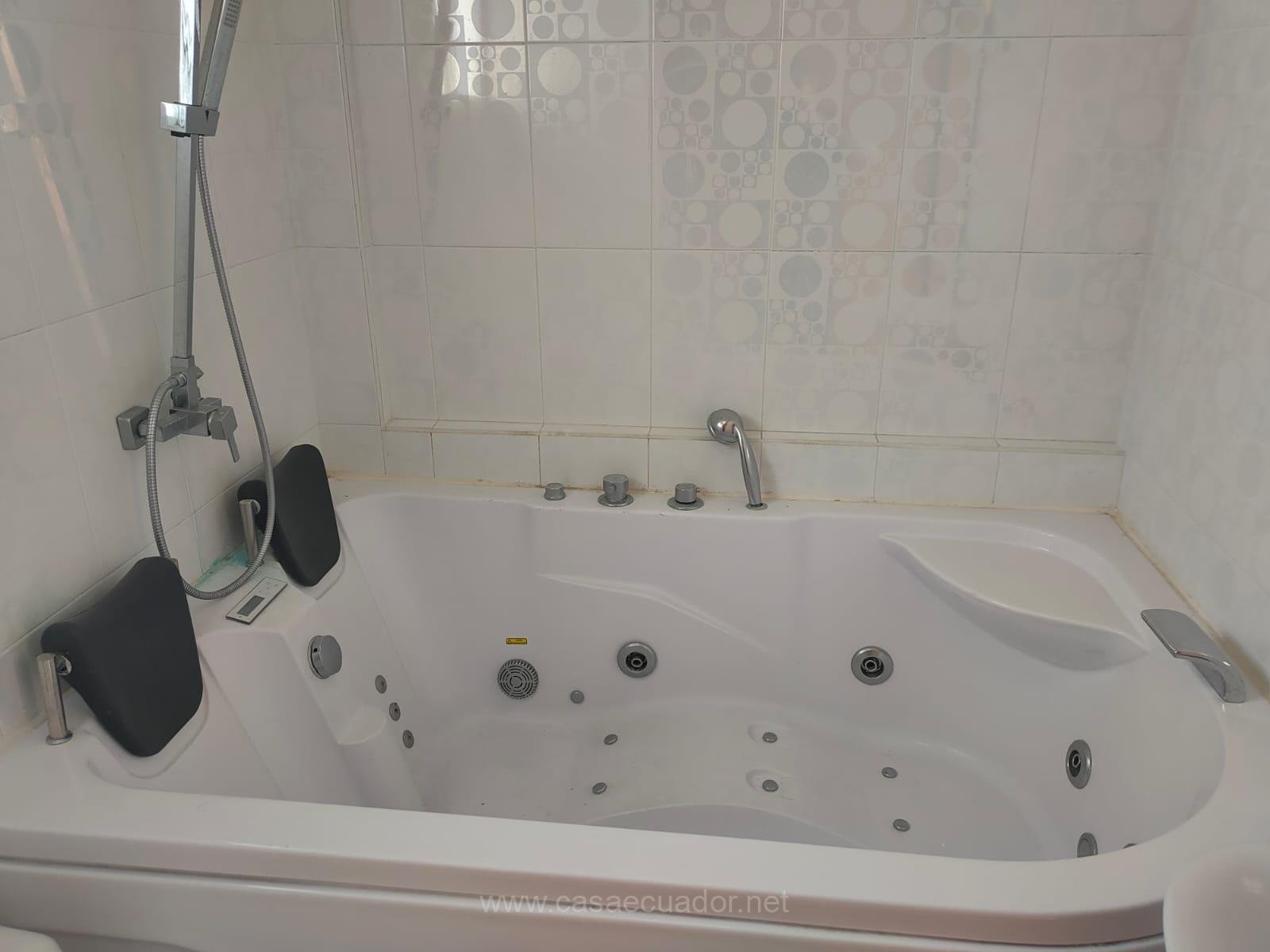 Casa independiente en venta en Capelo Sangolquí con jacuzzi y terraza