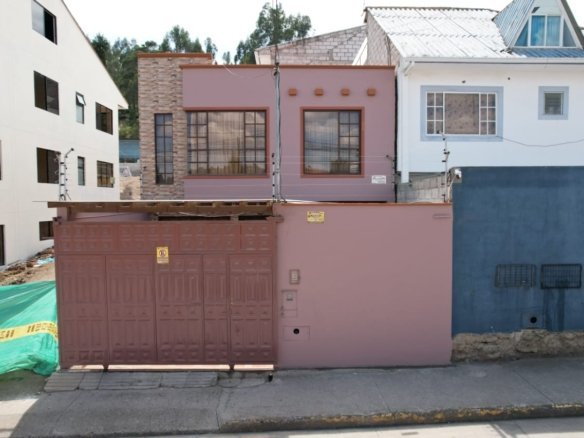 Casa en venta en El Rosal Cuenca con estudio y seguridad